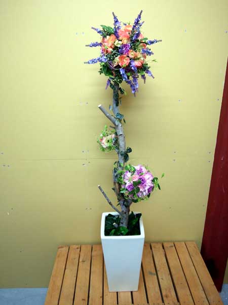 枯れ木に花を咲かせましょう… 廃材の枝を造花でトピアリーにアレンジメント - 【花あしらい工房】フラワーアレンジメントの作り方