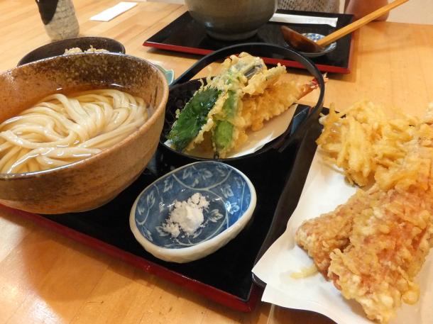冷やし天ぷらうどんと炊き込みご飯、竹天、ガリ天