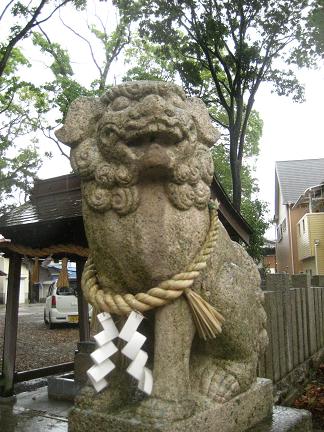 南近義神社の一の鳥居の右側の狛犬さん