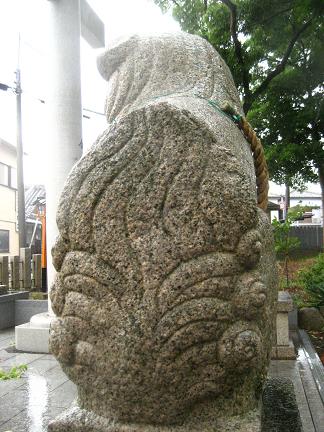 南近義神社の一の鳥居の右側の狛犬さんの背中
