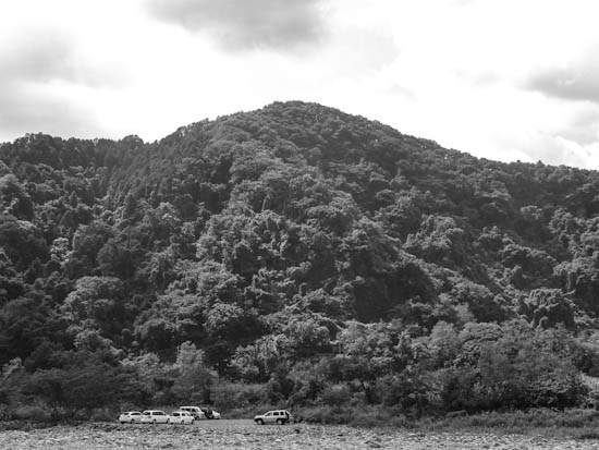 相模川から見える小山@普通のモノクロ