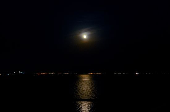 知多湾の月