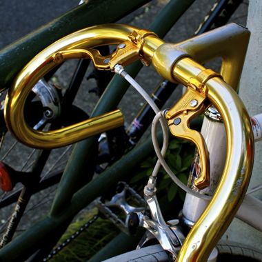 金色の自転車のハンドル