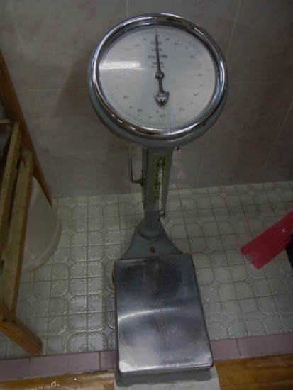 板橋、花の湯の脱衣場にある体重計