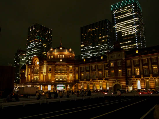 100年前の姿に戻った夜の東京駅