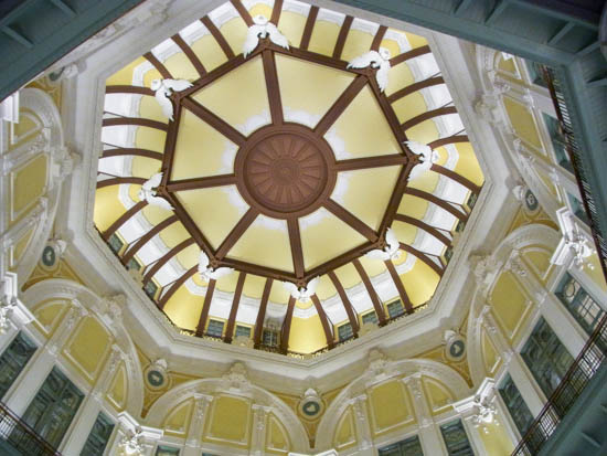 新しくなった東京駅の丸の内側のドームの中の天井