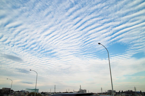 東京八王子市の浅川上空の筋雲