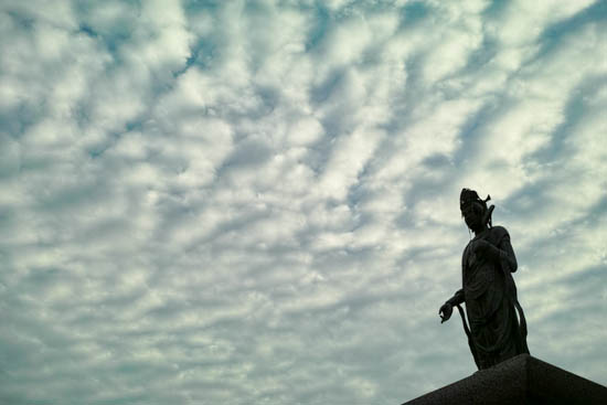 うろこ雲と観音@SIGMA-DP2Merrill