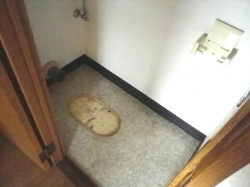 空っぽのトイレ