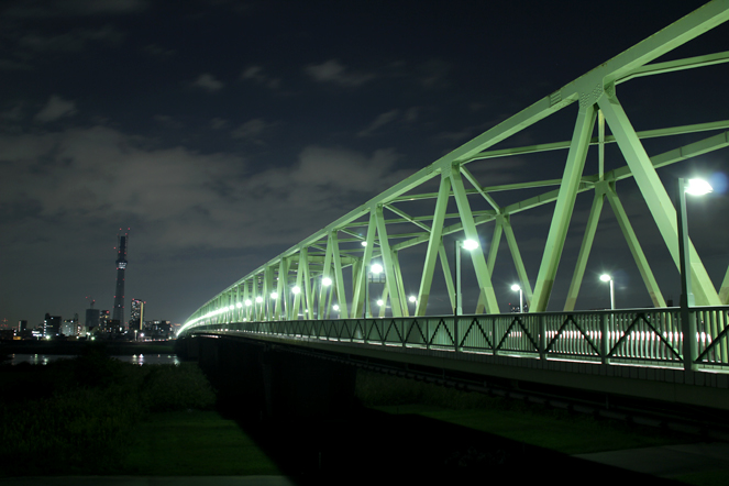 夜の木根川橋とスカイツリー 2
