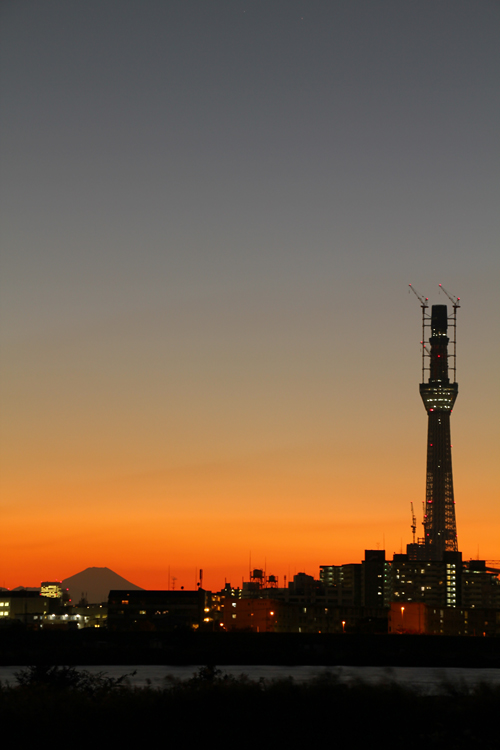 夕焼けと富士山とスカイツリー 8