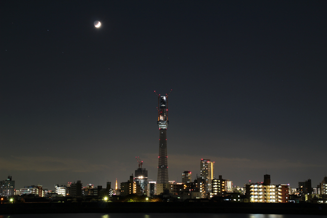 三日月と東京タワーとスカイツリー　5